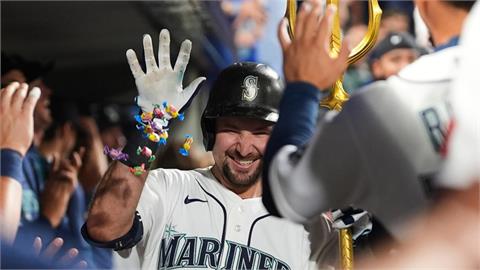 MLB(影)／上季全壘打王笑了！水手勞雷「連三打席轟轟轟」生涯首度單場三響砲