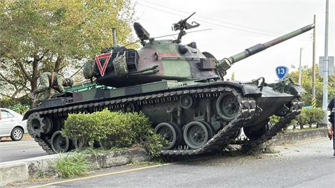 快新聞／戰車撞分隔島！苗栗台13線驚見CM11卡路中　軍方回應了：「這系統」故障