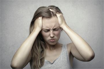 一頭痛就吞止痛藥？   醫曝「三狀況」該就醫否則只會更惡化