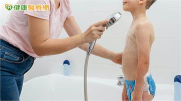 9歲童反覆肚痛竟藏15公分惡性腫瘤　家長必學「洗澡摸肚法」早期偵測