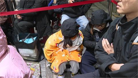 有拜有保庇！文昌宮點燈開跑　家長頂低溫漏夜排隊