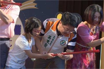 吳秉叡與童慶中秋 做月餅、釣柚子比賽