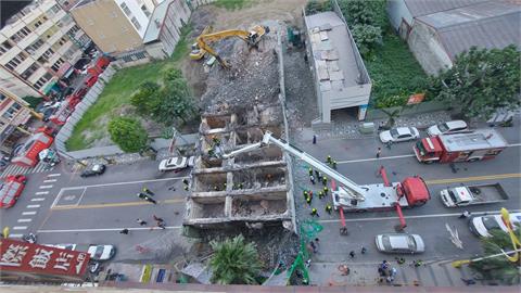 花蓮漫波飯店拆到一半往前倒塌　建設處長：廠商有拆除經驗