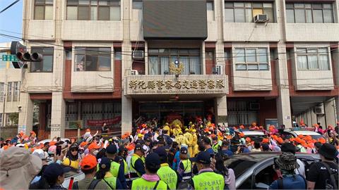 「粉紅超跑」白沙屯媽祖彰化沒停駕1處　卻突轉向直衝交通隊…員警嗨翻了！
