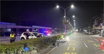 閃避汪星人！休旅車自撞害路燈躺馬路　警車再「中桿」畫面曝