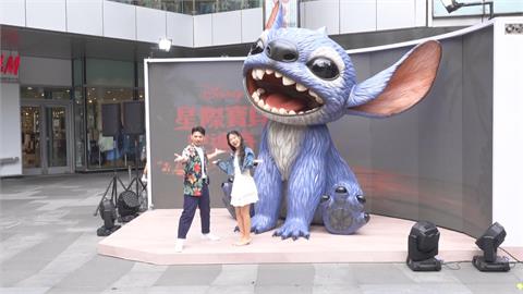 4米高「史迪奇巨型雕像」快閃信義區！　Q萌魅力粉絲全淪陷