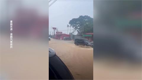 午後大雷雨狂炸　南投名間鄉彰南路淹水直灌民宅