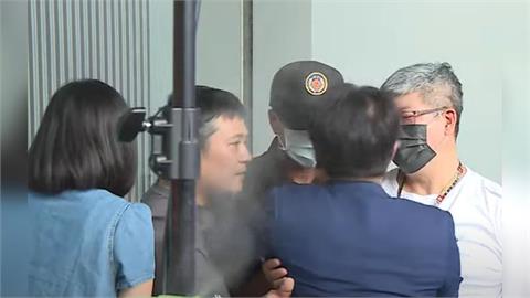 快新聞／出事了！藍營主席選舉辯論會爆衝突　卓伯源憤怒推擠欲強行入場