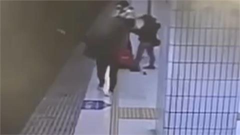 好驚險！警示燈亮起婦人突落軌　18歲男學生跳下月台救人