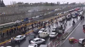 全球／油價漲民眾上街示威！伊朗控美國黑手煽動
