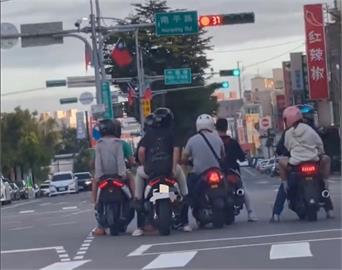 快新聞／桃園青年騎車未掛車牌、沒戴安全帽！　誇張畫面曝光