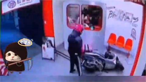 外送機車未熄火誤轉油門　整台車翹孤輪衝撞進飲料店櫃台　嚇壞員工