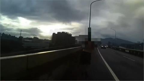 赤膊男徒步走上環東高架　見警靠近拔腿狂奔搜出毒