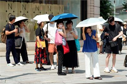 熱爆！關東中午飆破36度　日本男性「撐陽傘」消暑