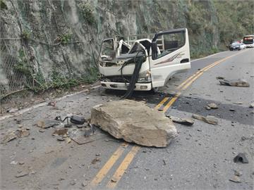 宜蘭驚傳「落石砸車」意外！小貨車遭壓毀、副駕「當場沒心跳」…工務局回應了