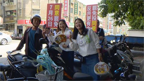 快新聞／趁丹娜絲颱風逼近前掃街！　林亮君、林楚茵籲民眾投同意罷免
