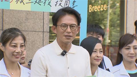 快新聞／特別Dresscode？與太太一白一藍攜手投票　黃國昌回應了
