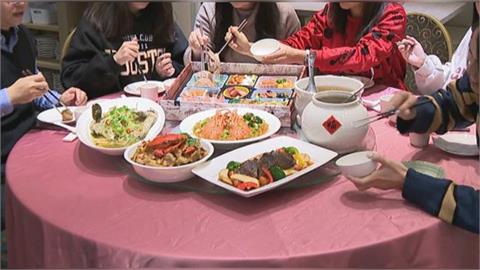 過年圍爐「鐵綠vs.深藍」晚輩們怕爆！內行拋1大絕：一個就打全部了