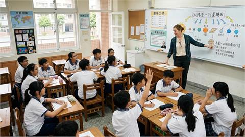 女老師遭控「2度車震」15歲男學生！竟被判「無罪」當庭釋放…超扯原因曝光