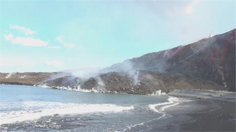 拉帕馬島火山噴不停！　 熔岩入海恐散有毒氣體