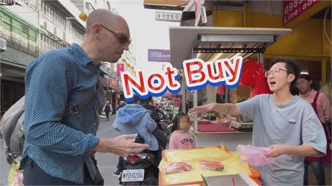 美國男逛台灣傳統市場　被攤主「熱情投餵送零嘴」：這是禮物全免費