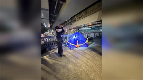 快新聞／北車旁天橋驚見街友呈屍僵　警方回應證實了