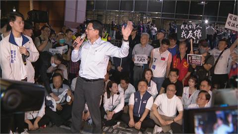 快新聞／藍營衝北檢爆衝突　謝龍介率眾拉倒柵欄「警三度舉牌」