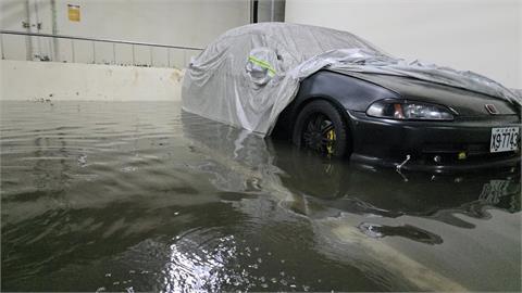 快新聞／台中大里運動公園收費停車場「水從排水孔湧出」　仍淹半個輪胎高