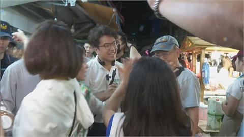 快新聞／「洋流」買爆景美夜市！沈伯洋人氣震撼集應廟　陪沈團現身嗨翻