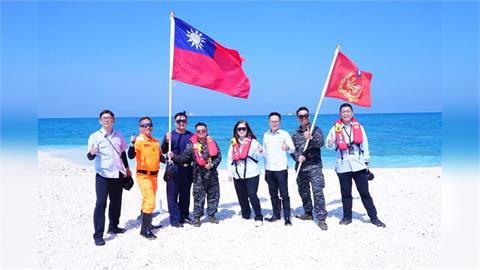 快新聞／不畏越南抗議！管碧玲登太平島揮國旗：主權絕不退讓