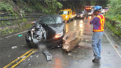 午後暴雨！　台8線20.5K白冷路段落石砸車　2輕傷送醫
