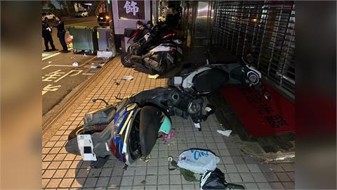 快新聞／桃園重機撞飛5車！先撞斜坡再衝向摩托車　街頭一片狼藉