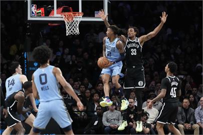 NBA／這球神扯！灰熊一哥360度「假灌真上籃」 　球評：太不真實了！