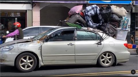 危險！男家當綁車頂到處趴趴走 網友戲稱