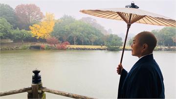 唐美雲疫情前日本奈良出外景拍攝《行基菩薩》工作人員收音兼當佈景石頭 !