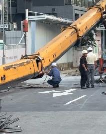 風太強？桃園建案吊車失控翻覆　鐵條砸傷路人送醫