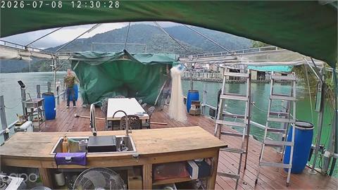 巴威來襲漁民備戰 ! 日月潭拆船屋 龍鳳漁港漁船吊上岸
