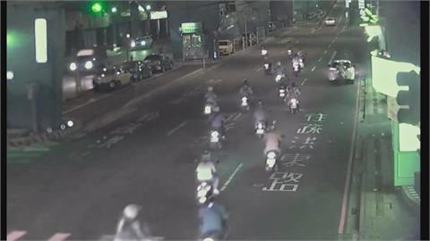 新北大道離奇車禍　女騎士「撞進」路邊違停車輛