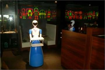 印度第一家！機器人餐廳列隊上菜