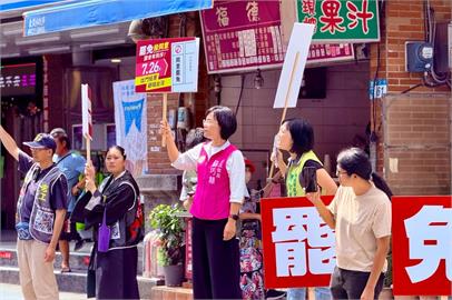 快新聞／民進黨新北市黨部路口串聯大罷免　蘇巧慧：與民團並肩衝過三階