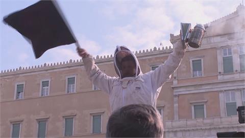 「蜂箱」疊放國會大樓外抗議！　歐洲農民抗議潮延燒希臘