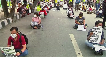 不滿政府防疫措施 尼泊爾首都上千人堵路抗議
