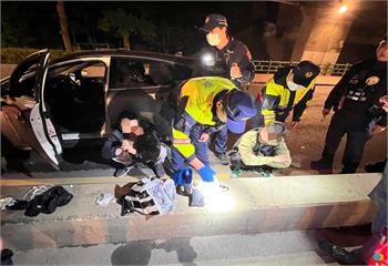臭襪子藏毒規避臨檢　三峽警眼尖查獲行動運毒車逮3毒蟲