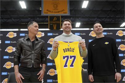 NBA(影)/唐西奇一場比賽都還沒打 球迷排隊瘋搶他的湖人77號球衣