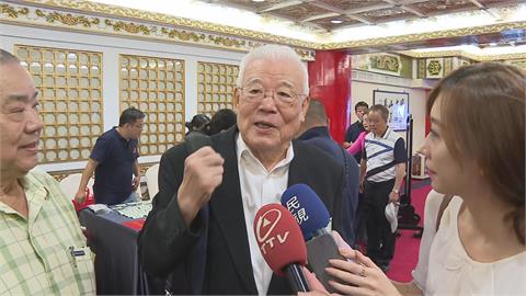 快新聞／老縣長表態了！喊等21年「握拳挺這人當市長」　盼綠營六都贏四都