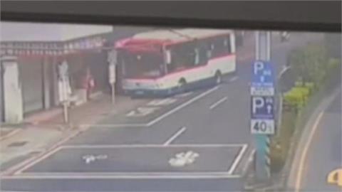 扯！公車直接衝進騎樓　70歲翁遭撞幸僅輕傷