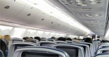 飛機落地乘客突狂奔衝撞旅客　婦科名醫「左臂遭刮傷」：全機卡半小時
