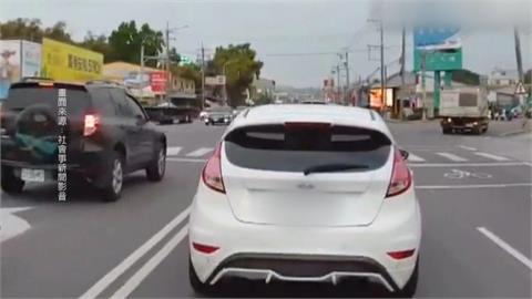 不滿轎車開太慢騎士按喇叭！　「下路口又遇到」大馬路口角