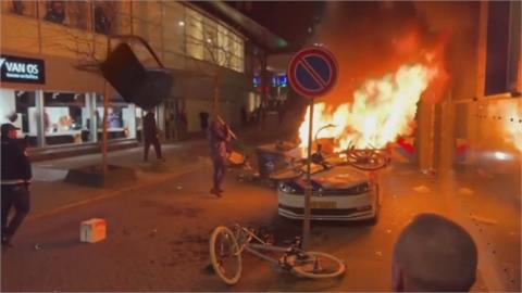 不滿荷政府防疫收緊 鹿特丹民眾上街火爆抗議