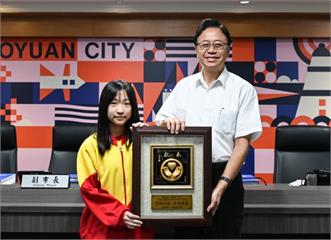 桃市孝行獎最年輕得主！12歲長女苦讀爭取獎學金 減輕家庭經濟負擔